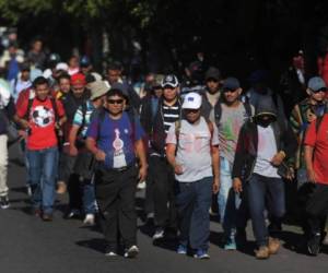 En promedio, entre 300 y 400 personas salen de El Salvador cada día.