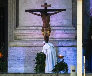 El papa Francisco ofreció una bendición especial conocida como Urbi et Orbi en la plaza de San Pedro en el Vaticano. Foto: AFP