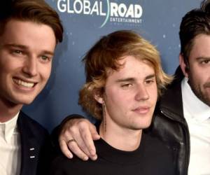 Patrick Schwarzenegger (L) y Justin Bieber asisten al estreno mundial de 'Midnight Sun' en ArcLight Hollywood el 15 de marzo de 2018 en Hollywood, California. Foto AFP