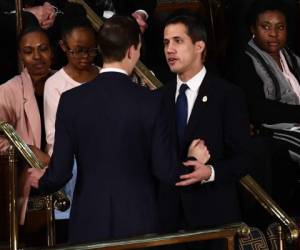 El Asesor Superior del Presidente Jared Kushner saluda al líder de la oposición venezolana Juan Guaido antes del discurso sobre el Estado de la Unión en el Capitolio. Foto AFP