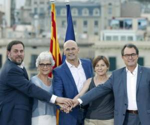 En la Audiencia Nacional estaban citados los 14 miembros del gobierno catalán depuesto y, en el Tribunal Supremo, seis diputados, todos ellos como sospechosos de rebelión, sedición y malversación de fondos. Foto: AP