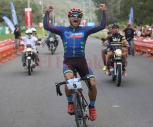 Jorge Torres cruzó la meta casi cuatro horas después de haber iniciado la Séptima Vuelta Ciclística. Foto: Emilio Flores/EL HERALDO