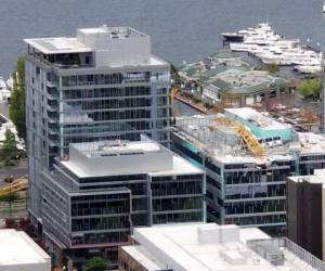 Fotografía de una grúa de construcción colapsada en la calle Mercer cerca de la Interestatal 5 en el centro de Seattle. (Chelsea Oughton via AP)