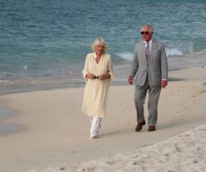 El príncipe Carlos y su esposa Camila en la playa Grand Anse de Grenada el sábado 23 de marzo del 2019.