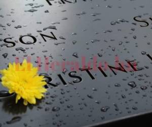 Foto del nombre de Christine Lee grabado en una de las placas del 9/11.