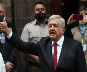 El presidente mexicano Andrés Manuel López Obrador muestra un dedo pulgar luego de votar en las elecciones legislativas, el domingo 6 de junio de 2021, en la Ciudad de México. (AP Foto/Marco Ugarte).