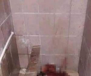 La víctima quedó tirada en el baño de la gasolinera localizada en Comayagua.