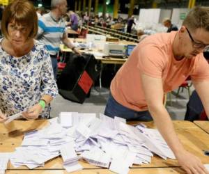 Recuento de los votos del referéndum sobre el aborto en un centro electoral de Dublín. Foto AFP