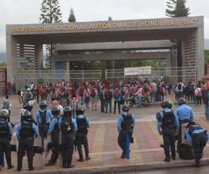 Los portones de acceso a ciudad universitaria fueron tomados por encapuchados. Estudiantes temen perder el período. Foto Alex Pérez