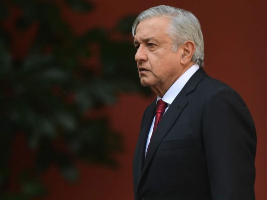 El presidente mexicano Andrés Manuel López Obrador llega al patio principal del Palacio Nacional para entregar su informe sobre los primeros 100 días de gobierno en la Ciudad de México.