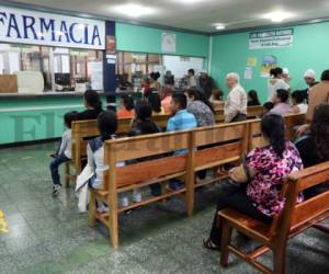 Los pacientes tienen que hacer grandes filas para poder reclamar sus medicamentos y muchas veces les dicen que no hay. Fotos: Johny Magallanes / Marvin Salgado.