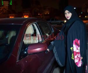 La saudita Sabika Habib se prepara para conducir su coche por las calles de la ciudad de Khobar de camino al Reino de Bahrein. Foto AFP
