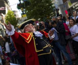 Como en una película de Disney, un funcionario del Castillo de Windsor sale a las calles a pregonar la boda de su alteza real, el Príncipe Harry y Meghan Markle. (Foto: AP)