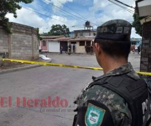 El cuerpo de Héctor Alejandro Zelaya Portillo quedó en una de las calles de la colonia San Miguel, atrás del pueblo El Dólar. Foto: Alex Pérez / EL HERALDO.