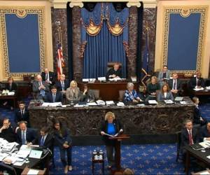 En esta imagen tomada de un video, la representante demócrata por California Zoe Lofgren interviene en favor de una enmienda presentada por el senador demócrata Chuck Schumer, de Nueva York, durante el juicio político. Foto: AP.