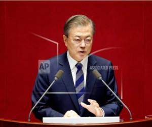 El presidente sudcoreano Moon Jae-in pronuncia su discurso sobre el presupuesto del gobierno para el 2019 en en una sesión plenaria de la Asamblea Nacional en Seúl el jueves, 1 de noviembre del 2018.