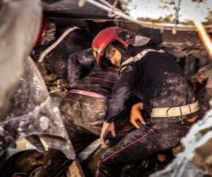 Los rescatistas buscan supervivientes bajo los escombros de una casa derrumbada en Moulay Brahim, provincia de Al Haouz, el 9 de septiembre de 2023, tras un terremoto.