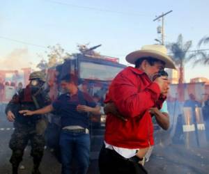 Manuel Zelaya fue gaseado cuando intentaba llegar a la antigua Casa Presidencial. Foto: AP