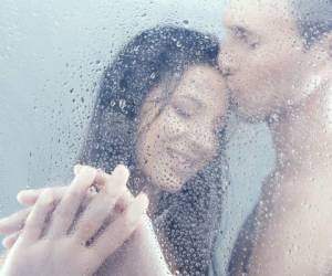 Bañarte con tu pareja tiene muchos beneficios. (Foto: Shutterstock)