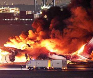 Un avión de Japan Airlines estaba en llamas en la pista del aeropuerto Haneda de Tokio el 2 de enero después de aparentemente chocar con un guardacostas. aviones, dijeron informes de los medios.