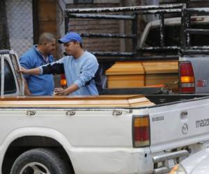 Familiares al momento de retirar los cuerpos de Medicina Forense del Ministerio Público.