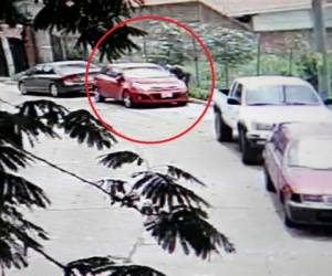 El video muestra cuando uno de los tres integrantes de la banda criminal abre a la fuerza un vehículo en la residencial Lomas de Mayab de la capital de Honduras.