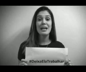 Esta periodista deportiva de Brasil muestra el cartel con el hashtag oficial de la campaña.