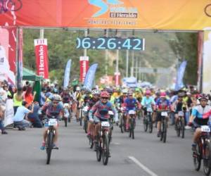 Decenas de ciclístas nacionales e internacionales compiten por el primer lugar. Foto David Romero / EL HERALDO