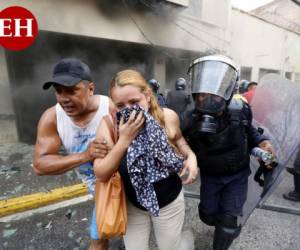 Minutos de pánico vivieron decenas de ciudadanos en el edificio administrativo de la Alcaldía Municipal, después que encapuchados incendiaran el inmueble durante violentas protestas. Así fueron evacuados por elementos policiales. Foto Marvin Salgado.