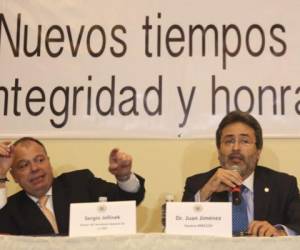 En la conferencia de prensa participaron el asesor de comunicaciones Sergio Jellinek y el vocero Juan Jiménez Mayor.
