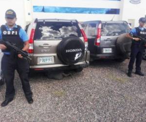 Entre lo decomisado hay dos camionetas Honda CRV que tenían en su poder los presuntos pandilleros (Foto: DPI/ El Heraldo Honduras/ Noticias de Honduras)
