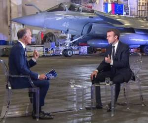 Macron dio una entrevista a la cadena televisiva TF1, en declaraciones desde el portaaviones Charles de Gaulle.