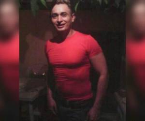 El expropietario de un bar para homosexuales, identificado como Jorge Sarmiento (42), fue asesinado a puñaladas este viernes en su vivienda en Tela, mientras que su compañero sentimental resultó herido.
