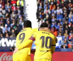 Luis Suárez (izquierda) celebra con Lionel Messi tras anotar el primer gol del Barcelona en el encuentro de La Liga española contra el Leganés, en Madrid, el sábado 23 de noviembre de 2019. Foto: AP.