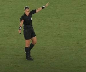 Melissa Borjas Pastrana impartió justicia este lunes en las semifinales del fútbol femenino de los Juegos Olímpicos. Foto: Cortesía