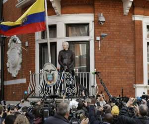Julian Assange mira desde el balcón de la embajada ecuatoriana antes de hablar, en Londres. Agencia AP.