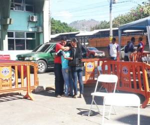 Familiares del joven recibieron la noticia en el Hospital Escuela Universitario. (Foto: Eduardo Domínguez)