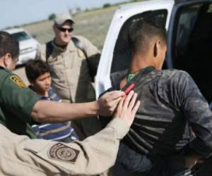 Los niños fueron enviados a refugios del Departamento de Salud (HHS) dispersos en todo el país, mientras los adultos iban a centros de detención en ocasiones a miles de kilómetros de distancia de sus hijos. Foto: Agencia AFP
