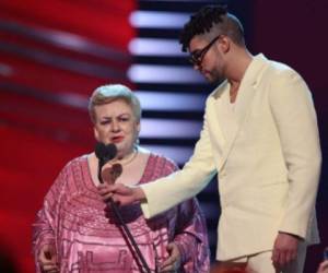 Así se mantuvo Bad Bunny mientras ella daba su discurso de agradecimiento.