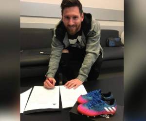 Lionel Messi al momento de estampar su firma con la marca deportiva (Foto: Facebook)