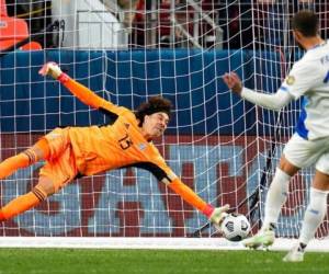 Guillermo Ochoa, portero de la selección de México, ataja un penal de Francisco Calvo, de Costa Rica, durante una tanda que definió la semifinal de la Liga de Naciones. FOTO: AP