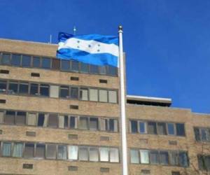 El Hospital coloca banderas de diferentes países y en esta ocasión le tocó a Honduras.
