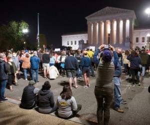 Personas se reúnen en la Corte Suprema para recordar a la fallecida juez Ruth Bader Ginsburg, el sábado 19 de septiembre de 2020 en Washington. (AP Foto/Cliff Owen)