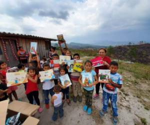 Decenas de libros fueron entregados a los niños del centros educativo.