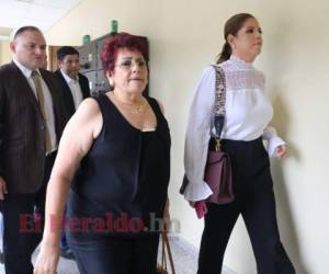 La exdiputada Gutiérrez y su cuerpo de defensa.