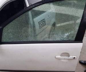 La unidad de transporte quedó con el vidrio del conductor destruido por las balas.
