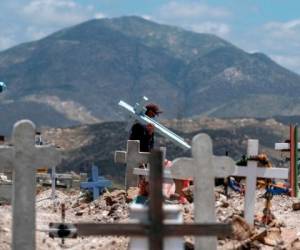 Los cementerios están repletos de personas que han muerto a causa de Covid-19. AFP.