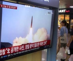 Una televisión muestra imágenes de archivo del lanzamiento de un misil norcoreano durante un programa de noticias transmitido en la estación ferroviaria Seúl, el viernes 2 de agosto de 2019, en Seúl, Corea del Sur. Foto AP