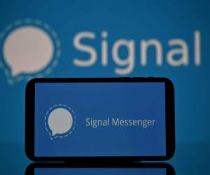 La aplicación de mensajería segura Signal se encuentra entre las principales descargas en las plataformas Apple Store y Google Play en varios países después de que la popular aplicación de mensajería WhatsApp le pidiera a sus cerca de dos mil millones de usuarios que aceptaran nuevos términos que le permitirán compartir más información con su casa matriz Facebook. Foto: Agencia AFP.