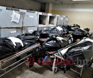 Tirados y sin condiciones para preservarlos quedan los cadáveres en la morgue del Hospital Escuela que urge de ayuda en plena emergencia.